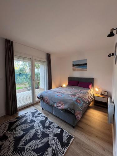 una camera da letto con un letto e una grande finestra di Appartement à Cala Rossa a Lecci