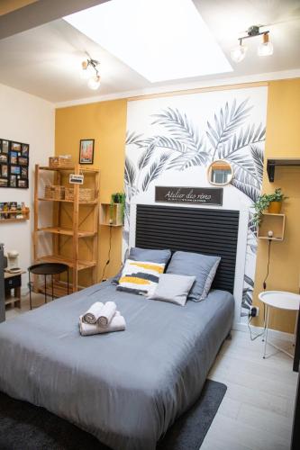 une chambre avec un grand lit avec des serviettes dessus dans l'établissement 