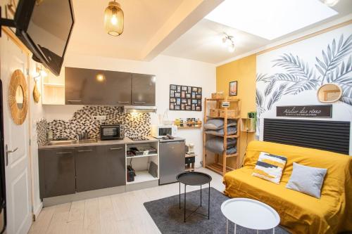 un salon avec un canapé jaune et une cuisine dans l'établissement 