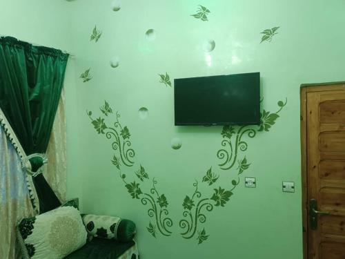 TV a/nebo společenská místnost v ubytování Appartement Aboumalik