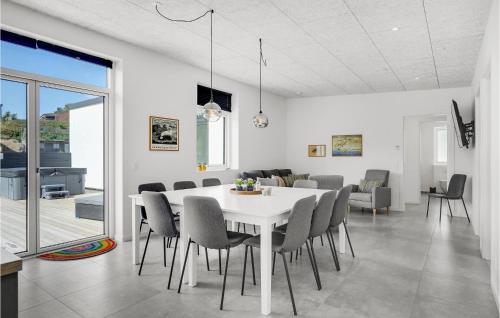 Χώρος καθιστικού στο Beautiful Home In Ebeltoft With Sauna
