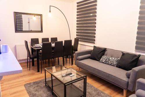 Gallery image of Spacious House - City Centre - Perfect for Contractors & Families - 3 Bed House - Pool Table & Parking! in Reading