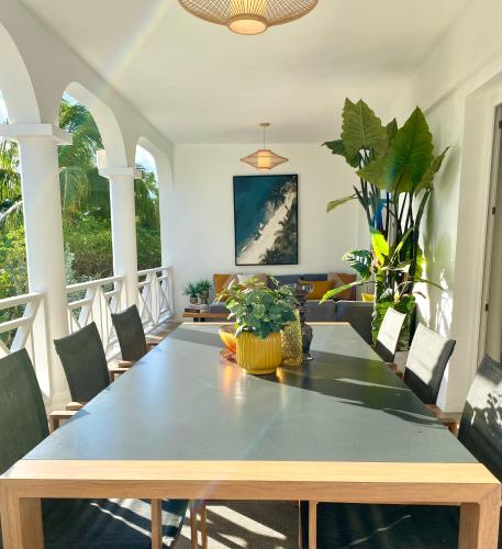 a dining room with a table and chairs at Abondante Paradise in Jan Thiel
