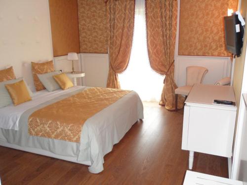 a hotel room with a bed and a television at Hotel La Rosa Dei Venti in Campogrande