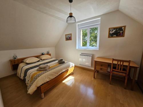 une chambre avec un lit, une table et une fenêtre dans l'établissement Villa des Oiseaux Lanvéoc Presqu'île de Crozon, à Lanvéoc