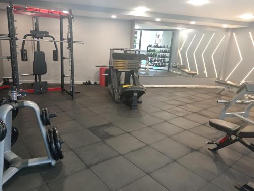 a gym with several treadmills and machines in a room at Apartamento Panorámico in Santa Cruz de la Sierra