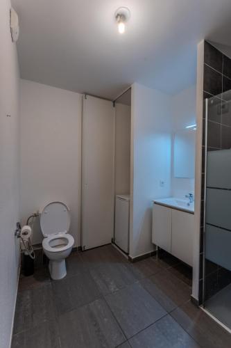 une salle de bain avec toilettes et lavabo dans l'établissement Joli T3, tout équipé, bien situé, à La Ciotat