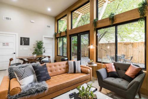 a living room with a couch and a table at Eva's Zen House Downtown ATL Retreat in Atlanta