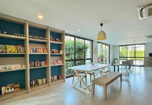 Perpustakaan di apartmen