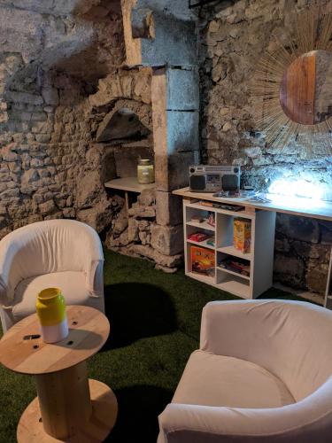 un salon avec deux chaises et une table dans l'établissement Evasion vintage, à La Sauvetat