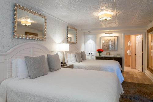 Chateau Inn and Suitesにあるベッド