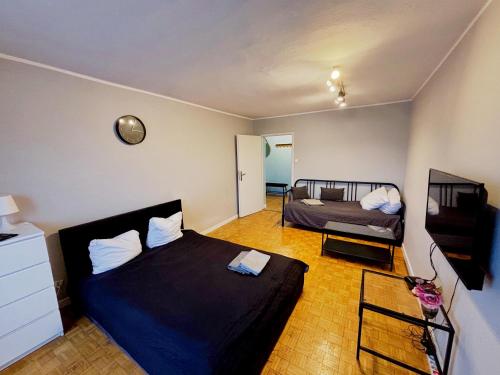 ein Schlafzimmer mit Bett und ein Wohnzimmer in der Unterkunft Stanisława Dubois 29, Wrocław in Breslau