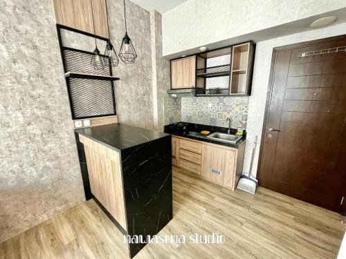 Η κουζίνα ή μικρή κουζίνα στο Nawasena Studio at Solo Paragon Apartment
