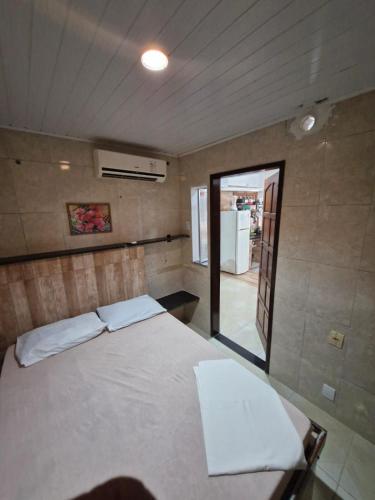 サルバドールにあるFlat na Praia em Salvador Térreoの部屋に白いベッドがある寝室