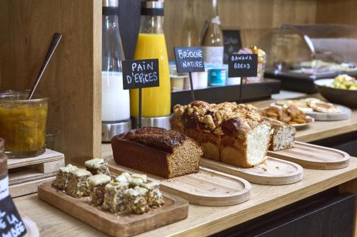 a table with different types of bread and pastries at La Flambée in Sennecey-lès-Dijon