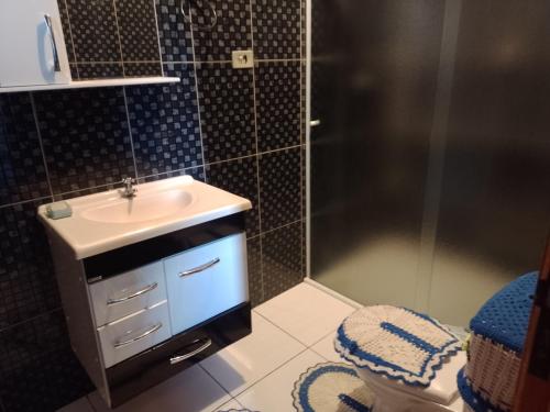 un bagno con lavandino, doccia e WC di Casa de Campo - Vista Exuberante São Bento do Sapucaí a São Bento do Sapucaí