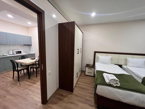 Postel nebo postele na pokoji v ubytování HOTEL WEST TBILISI