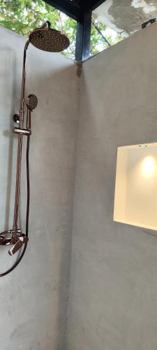 Un baño de Glamping Raíces