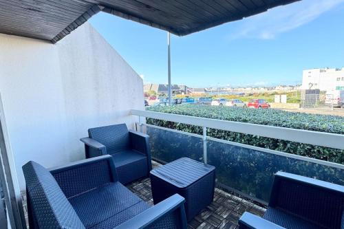 d'un balcon avec deux chaises et une vue sur un champ. dans l'établissement Grand triplex vue mer tout confort - Balcon, à Quiberon