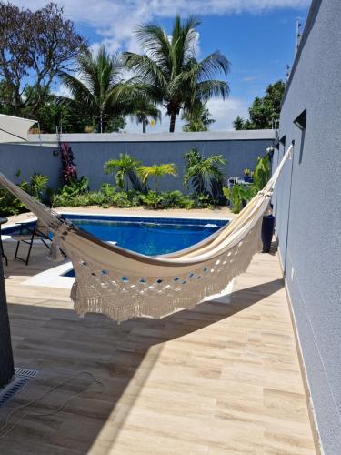 Πισίνα στο ή κοντά στο Quarto com banheiro privativo em casa familiar de luxo com piscina em Itaipu