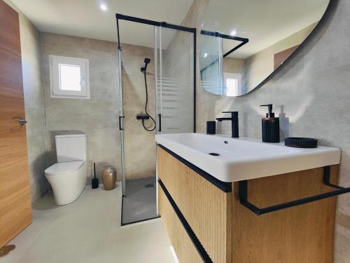 a bathroom with a sink and a shower at La campagne à 10 mn des plages et du centre ville de Cartagena in Cartagena