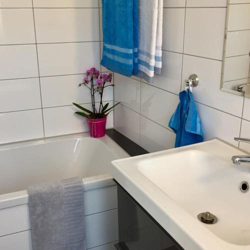 un bagno con un lavandino e una vasca bianca di Maisonette Wohnung Schwaan a Schwaan