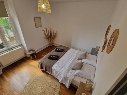 a bedroom with a bed and a large window at bel appartement,confortable,2chambres in Briey
