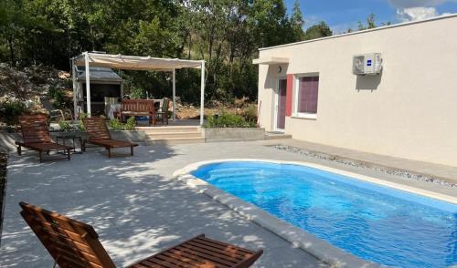 Bazén v ubytování Holiday home Begy with private heated pool nebo v jeho okolí