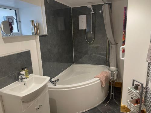 Un baño de The Mews 2 bedroom with private parking