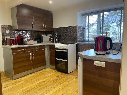 Una cocina o cocineta en The Mews 2 bedroom with private parking