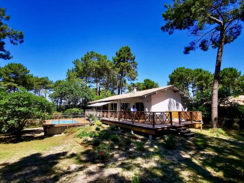 Villa avec piscine sur le golf entre lac et Océan