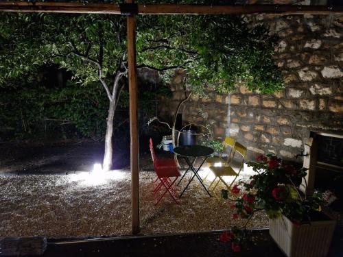 Un patio con una mesa y sillas bajo una sombrilla. en Accogliente a 2minuti dal mare, en Santa Maria Navarrese