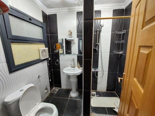 10月6日市にあるTebah Gradens Estatesのトイレと洗面台付きのバスルーム