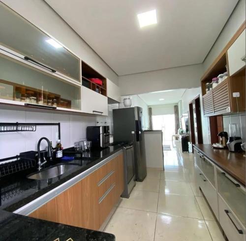 una grande cucina con elettrodomestici in acciaio inossidabile di Casa com 3 quartos avenida oceânica a Salvador