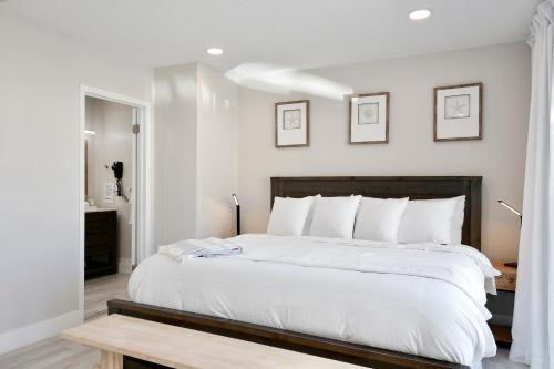 Ένα ή περισσότερα κρεβάτια σε δωμάτιο στο ZEN BEACH RETREAT - OCEAN VIEW TOWNHOUSE -No Drive Beach