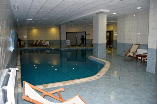 The swimming pool at or close to Persey Flora Apartments