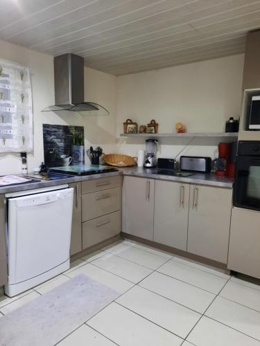 Η κουζίνα ή μικρή κουζίνα στο Gîte Ma Vie Là 3 étoiles, jacuzzi, animaux acceptés