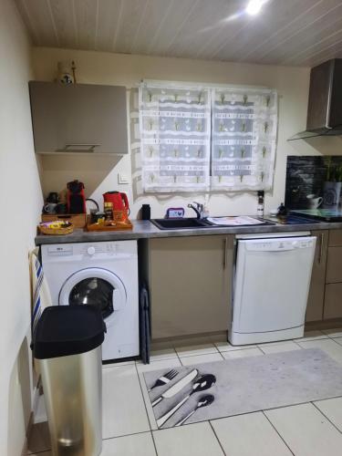 Η κουζίνα ή μικρή κουζίνα στο Gîte Ma Vie Là 3 étoiles, jacuzzi, animaux acceptés