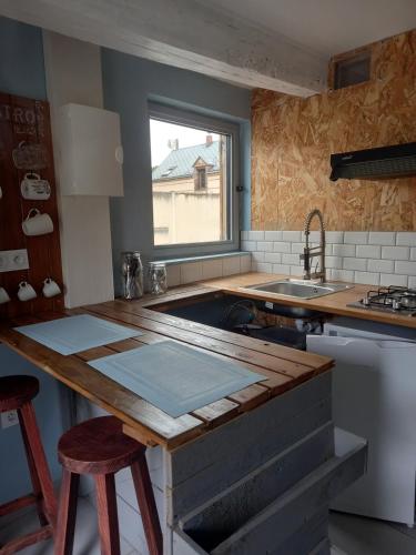 une cuisine avec un évier et un plan de travail dans l'établissement Appartement 4 personnes, à Jouy