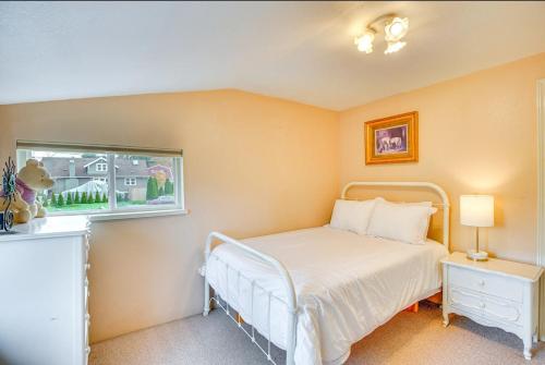 a bedroom with a bed and a window at Sequoia Vacation Rental in Milton