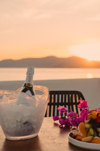 Ποτά στο Almiriki Naxos Beachside Living