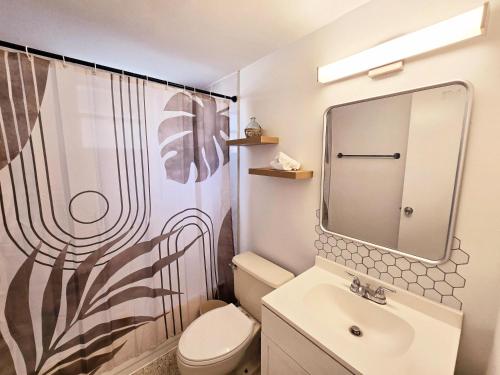 Et badeværelse på Cozy Apartment Near Brickell