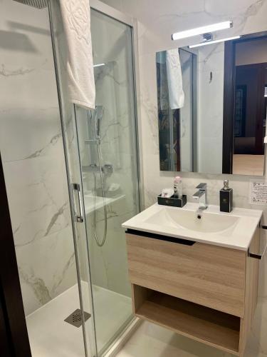 Ένα μπάνιο στο Casón De Los López Apartments