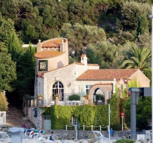 une maison à flanc de montagne dans l'établissement Villa Cap D'Antibes- Seafront - Swimming pool -AC, à Antibes