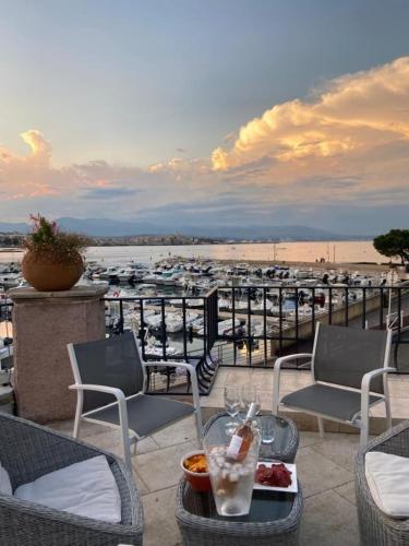 - une terrasse avec des chaises et une table avec une boisson dans l'établissement Villa Cap D'Antibes- Seafront - Swimming pool -AC, à Antibes