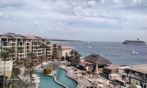 卡波圣卢卡斯Medano Beach suites的一个带水上公园和游轮的度假胜地