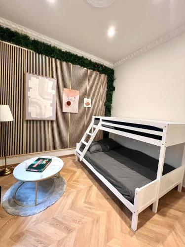 une chambre avec un lit superposé et une table dans l'établissement Appartement cosy hypercentre, proche gare, à Avignon