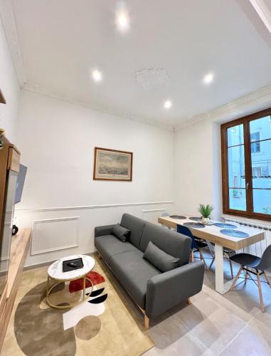 un salon avec un canapé et une table dans l'établissement Appartement cosy hypercentre, proche gare, à Avignon