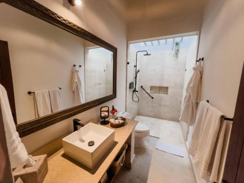 a bathroom with a sink and a shower at Fina Estampa Country Hotel by HMC - Mayores de 10 años - in Támesis