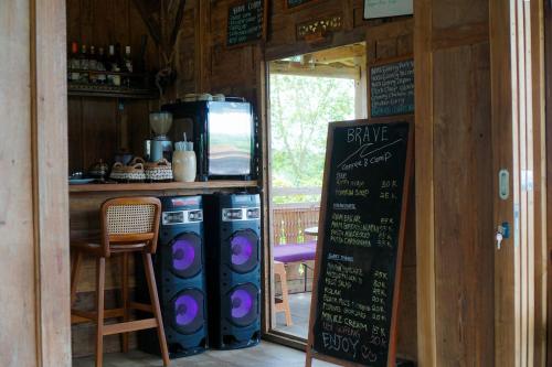 Μια τηλεόραση ή/και κέντρο ψυχαγωγίας στο Brave Coffee and Camp